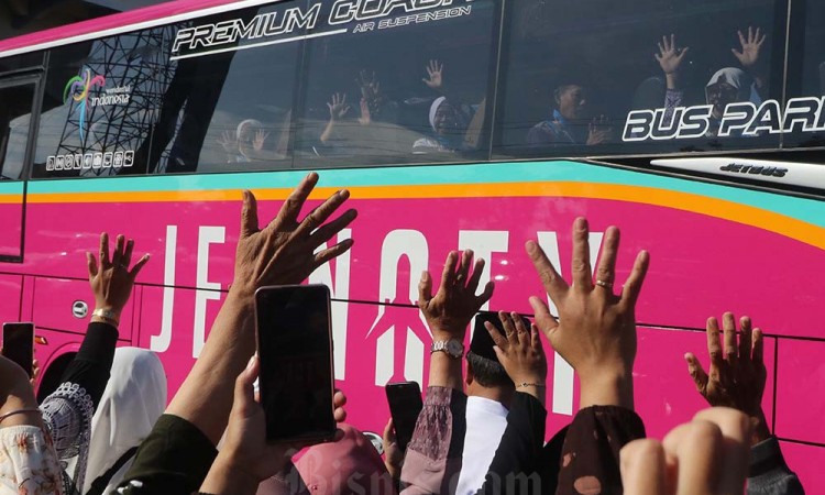 Jamaah Calon Haji dari Berbagai Daerah Mulai Masuk Asrama Haji