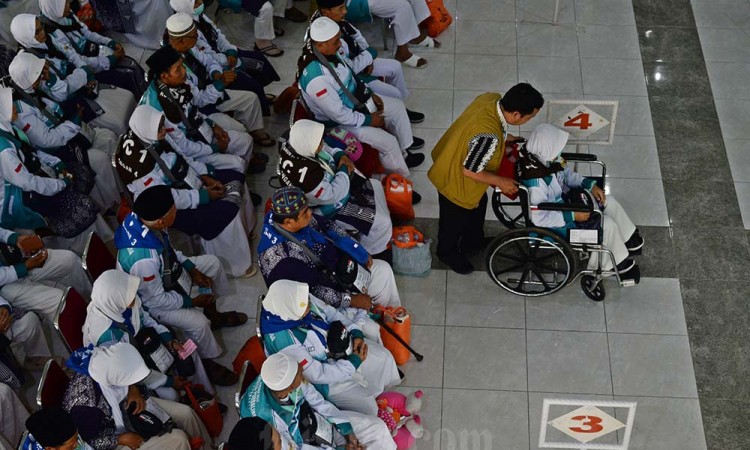 Jamaah Calon Haji dari Berbagai Daerah Mulai Masuk Asrama Haji