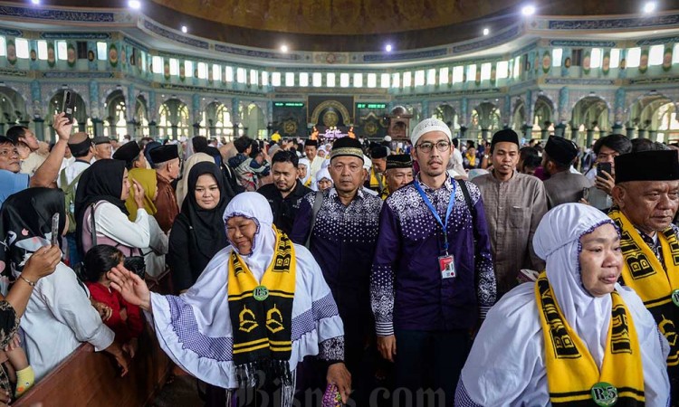 Jamaah Calon Haji dari Berbagai Daerah Mulai Masuk Asrama Haji