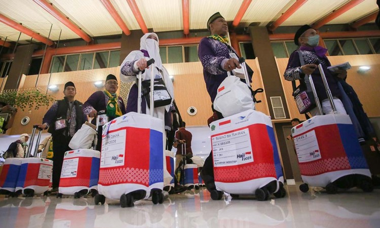 Jamaah Calon Haji Kloter Pertama Diterbangkan Menuju Tanah Suci