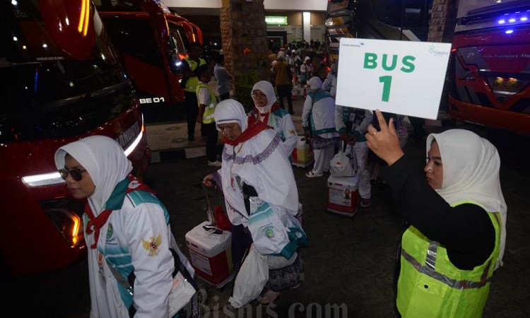 Jamaah Calon Haji Kloter Pertama Diterbangkan Menuju Tanah Suci
