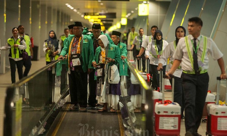 Jamaah Calon Haji Kloter Pertama Diterbangkan Menuju Tanah Suci