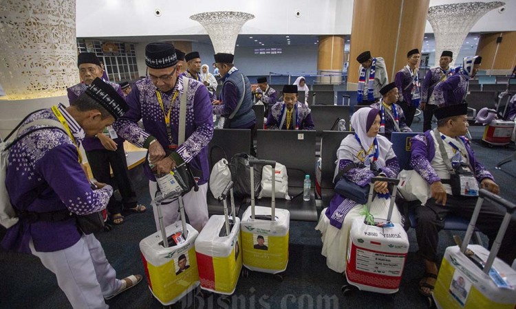 Jamaah Calon Haji Kloter Pertama Diterbangkan Menuju Tanah Suci