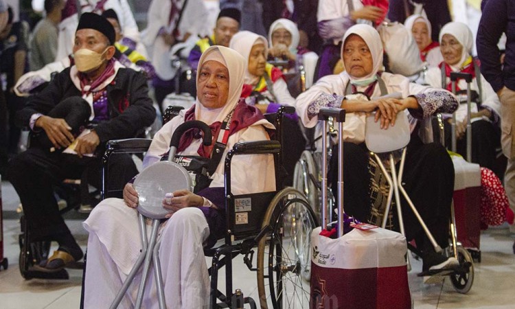 Jamaah Calon Haji Kloter Pertama Diterbangkan Menuju Tanah Suci