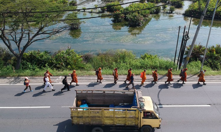 Perjalanan Ritual Thudong di Pekalongan