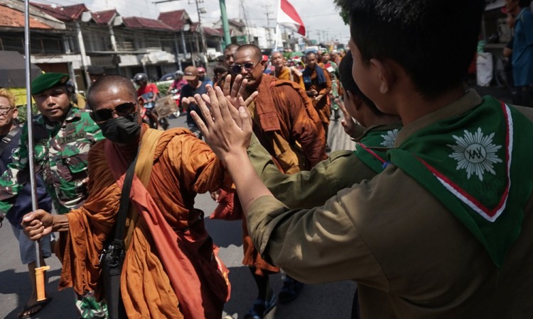 Perjalanan Ritual Thudong di Pekalongan