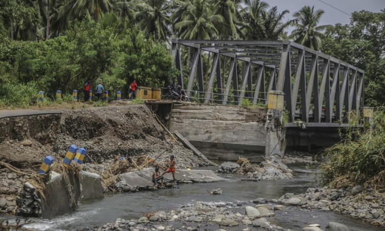 Jembatan Penghubung Dua Desa di Halmahera Utara Putus
