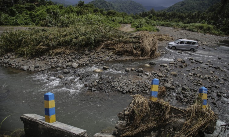 Jembatan Penghubung Dua Desa di Halmahera Utara Putus