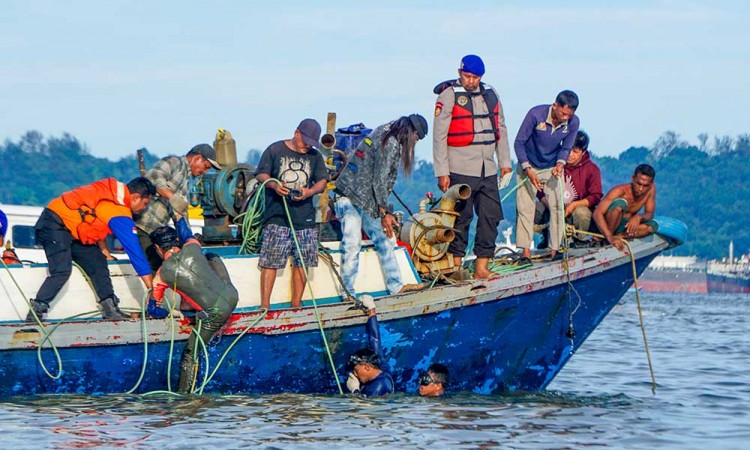 Basarnas Bersama Warga Mengevakuasi Penumpang Kapal Yang Tenggelam di Perairan Penajam Paser Utara