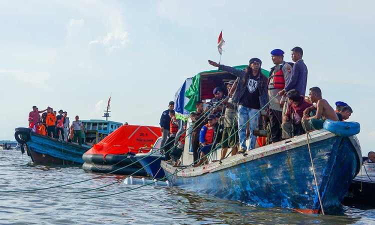 Basarnas Bersama Warga Mengevakuasi Penumpang Kapal Yang Tenggelam di Perairan Penajam Paser Utara