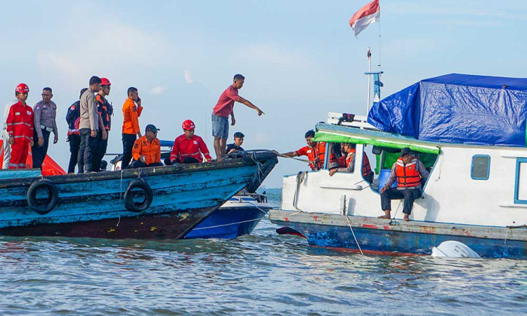 Basarnas Bersama Warga Mengevakuasi Penumpang Kapal Yang Tenggelam di Perairan Penajam Paser Utara