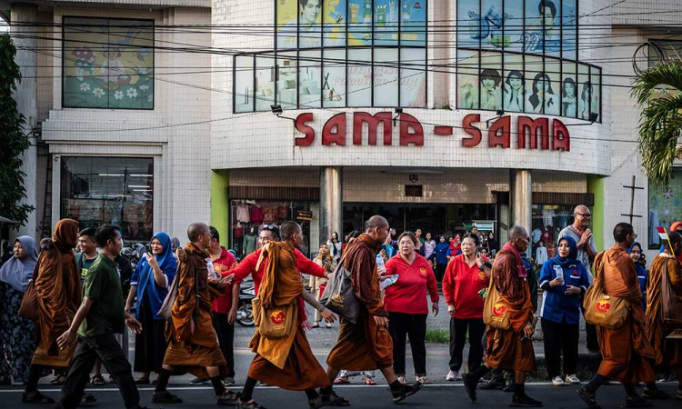 Biksu Yang Mengikuti Ritual Thudong Tiba di Kabupaten Kendal
