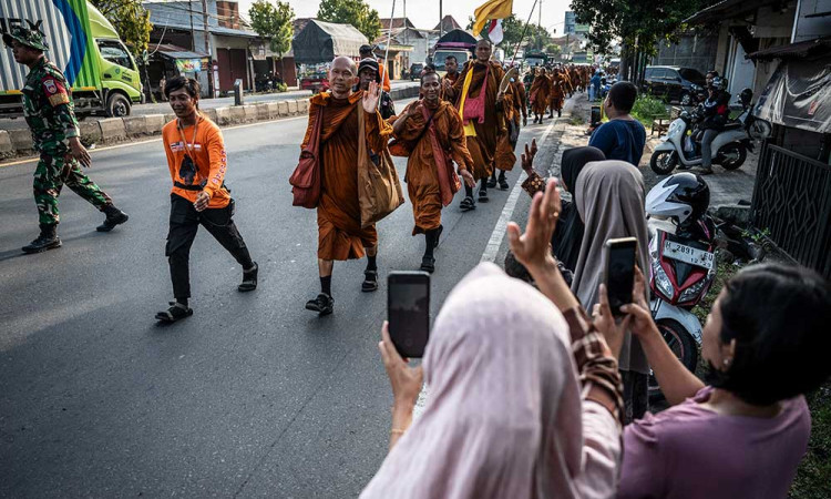 Biksu Yang Mengikuti Ritual Thudong Tiba di Kabupaten Kendal