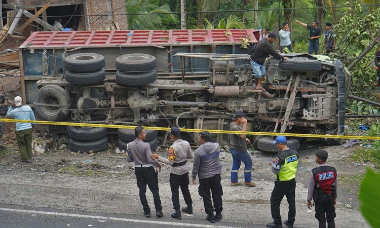Kecelakaan Maut Akibat Rem Truk Tronton Tidak Berfungsi Tewaskan 11 Orang