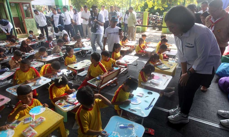 Rayakan HUT Ke-73, Dirut PELNI Bagikan 200 Life Jacket di Cilincing