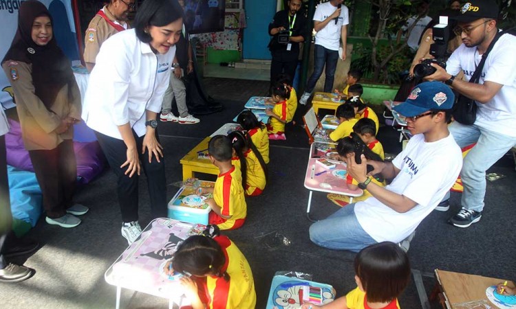 Rayakan HUT Ke-73, Dirut PELNI Bagikan 200 Life Jacket di Cilincing