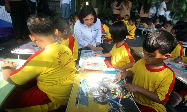 Rayakan HUT Ke-73, Dirut PELNI Bagikan 200 Life Jacket di Cilincing