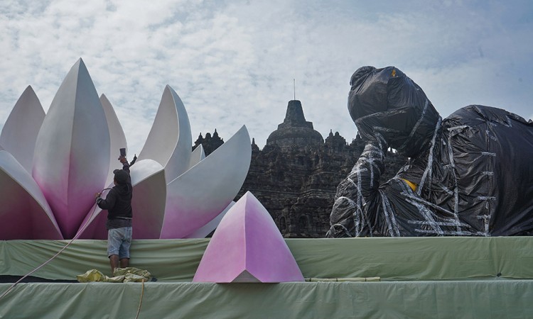 Persiapan Perayaan Waisak di Borobudur