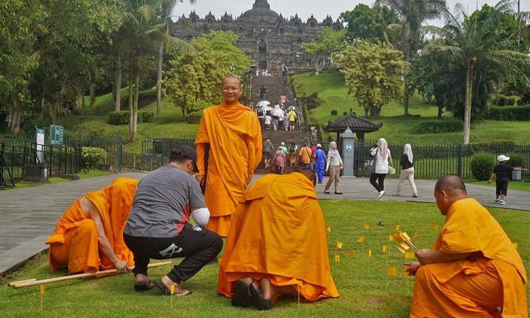 Persiapan Perayaan Waisak di Borobudur