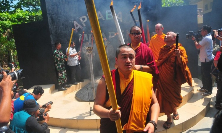 Prosesi Pengambilah Api Dharma Waisak 2025