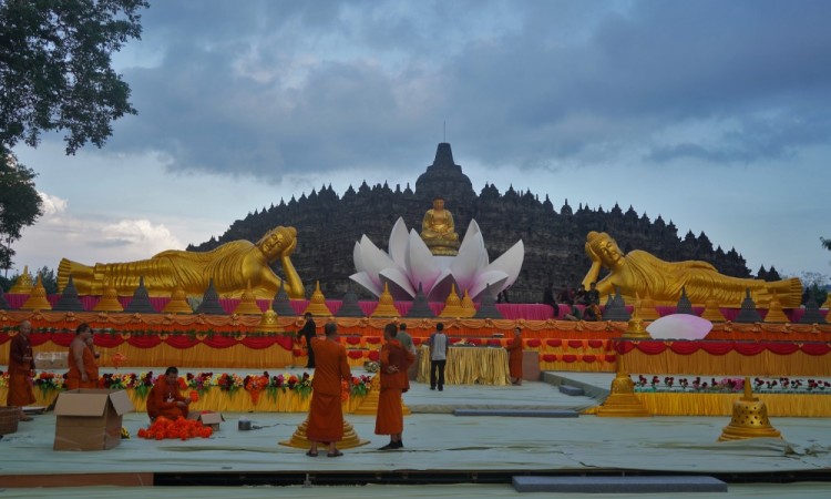 Persiapan Altar Utama Waisak 2025