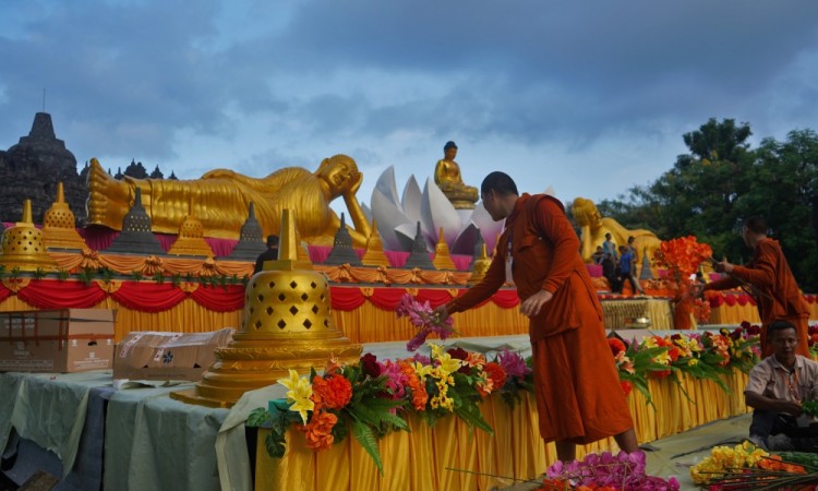 Persiapan Altar Utama Waisak 2025
