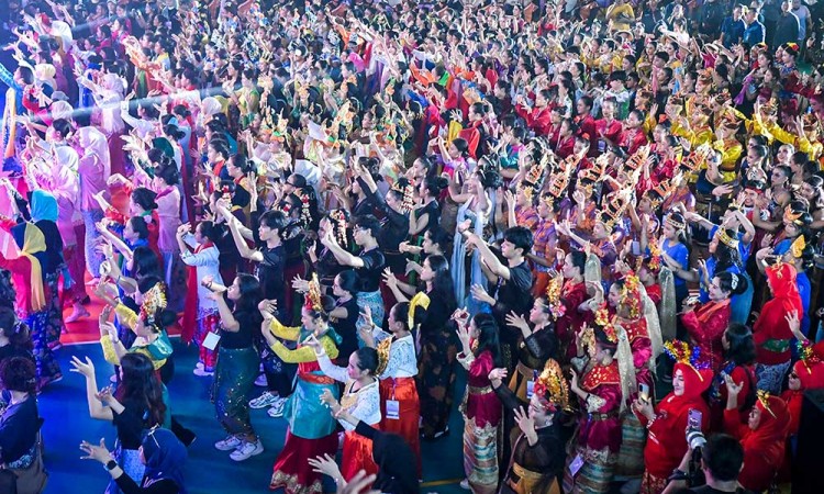 Ribuan Penari Meriahkan Indonesia World Dance Festival 2025