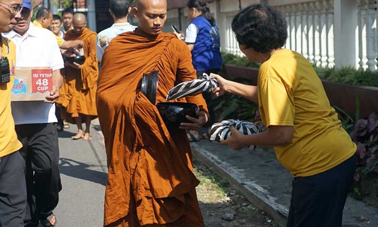 Biksu di Jawa Timur Ikuti Tradisi Pindapata Jelang Tri Suci Waisak