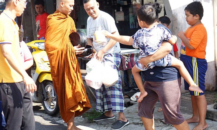 Biksu di Jawa Timur Ikuti Tradisi Pindapata Jelang Tri Suci Waisak