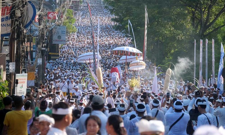 Ribuan umat Hindu di Bali Mengikuti Upacara Masupati Sesuhunan Ida Bhatara Dewa Ayu