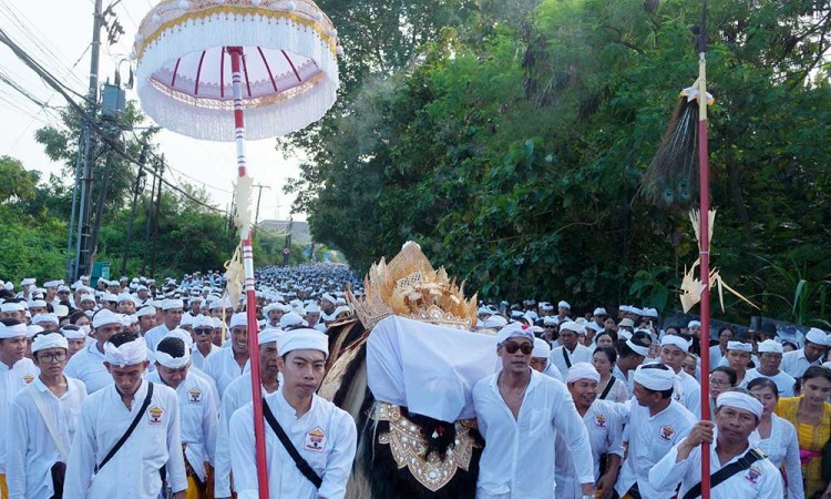 Ribuan umat Hindu di Bali Mengikuti Upacara Masupati Sesuhunan Ida Bhatara Dewa Ayu