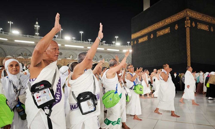 Calon Haji Dari Indonesia Melakukan Sai di Masjidil Haram