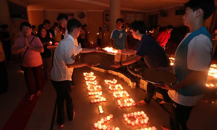 Umat Buddha di Aceh Nyalakan Lilin Pada Malam Perayaan Tri Suci Waisak