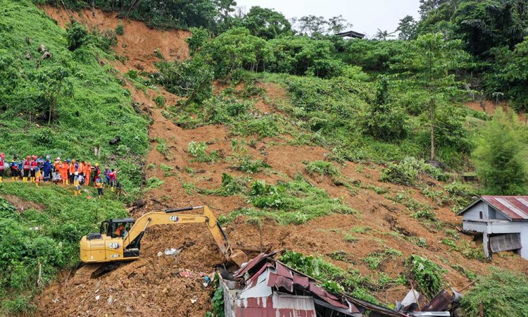 Proses Evakuasi Korban Tanah Longsor di Samarinda
