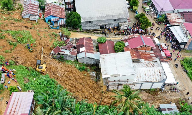 Proses Evakuasi Korban Tanah Longsor di Samarinda