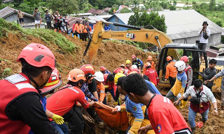 Proses Evakuasi Korban Tanah Longsor di Samarinda