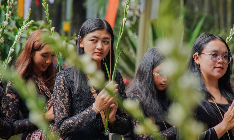 Sejumlah Umat Buddha Suku Tengger Melakukan Pradaksina di Candi Sumberawan