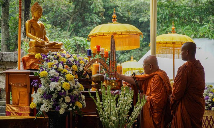 Sejumlah Umat Buddha Suku Tengger Melakukan Pradaksina di Candi Sumberawan