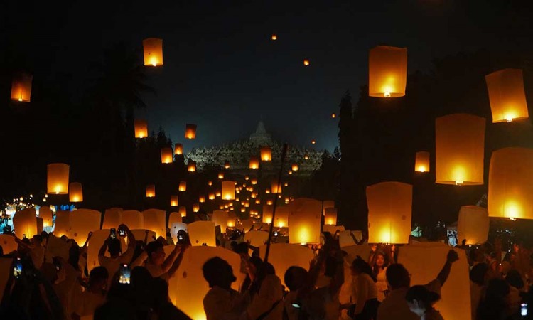 Penerbangan Lampion Harapan Saat Perayaan Waisak di Candi Borobudur