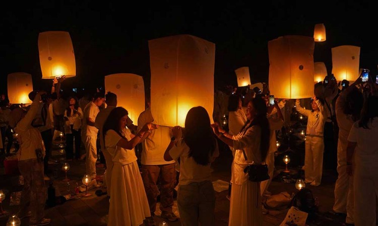 Penerbangan Lampion Harapan Saat Perayaan Waisak di Candi Borobudur