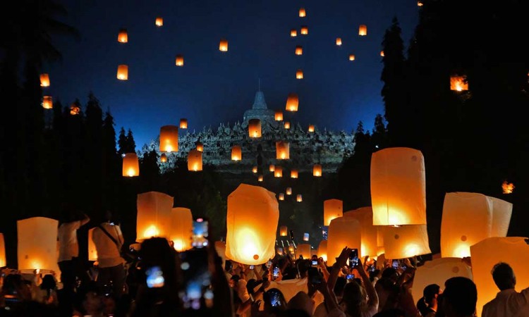 Penerbangan Lampion Harapan Saat Perayaan Waisak di Candi Borobudur