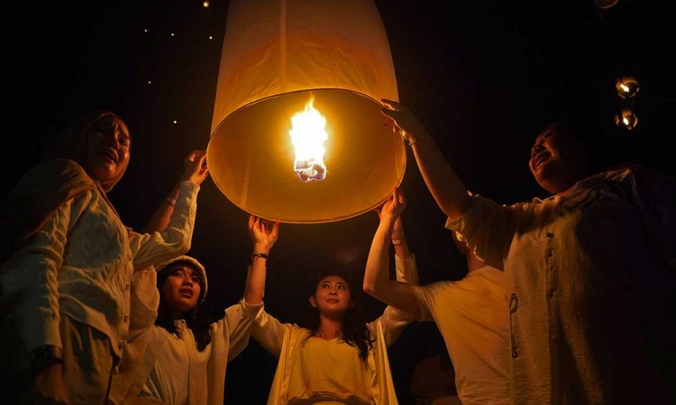 Penerbangan Lampion Harapan Saat Perayaan Waisak di Candi Borobudur