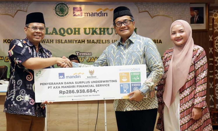 AXA Mandiri Salurkan Surplus Underwriting 2023