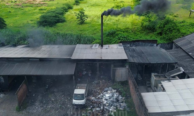 Pabrik Tahu Gunakan Plastik Sebagai Bahan Bakar Memasak Tahu