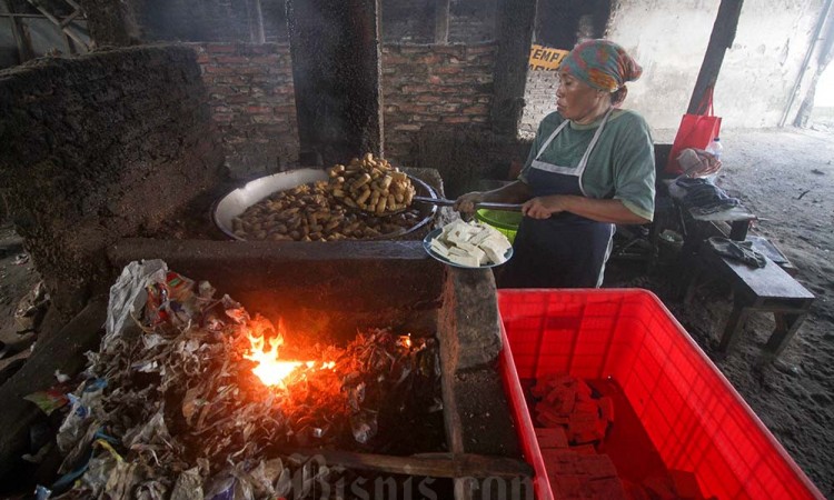 Pabrik Tahu Gunakan Plastik Sebagai Bahan Bakar Memasak Tahu