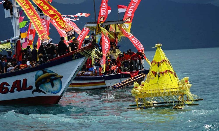 Nelayan di Jawa Timur Gelar Tradisi Labuh Laut Sembonyo di Teluk Prigi