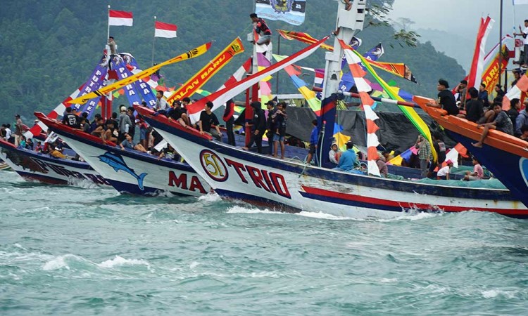 Nelayan di Jawa Timur Gelar Tradisi Labuh Laut Sembonyo di Teluk Prigi