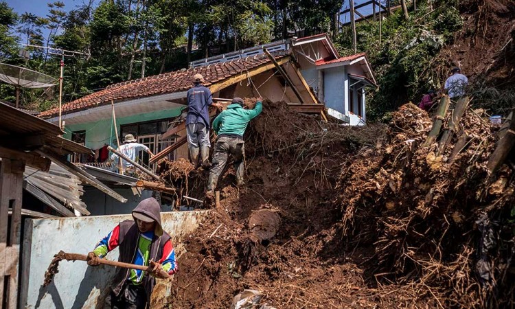Puluhan Rumah di Kabupaten Bandung Tertimbun Tanah Longsor