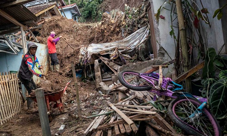 Puluhan Rumah di Kabupaten Bandung Tertimbun Tanah Longsor