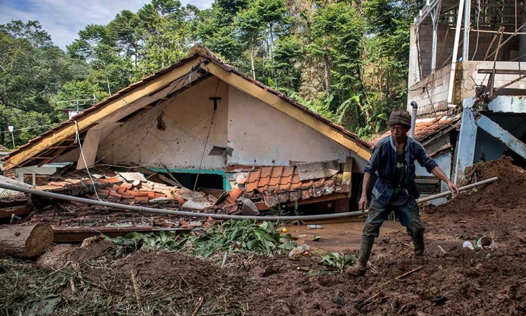 Puluhan Rumah di Kabupaten Bandung Tertimbun Tanah Longsor